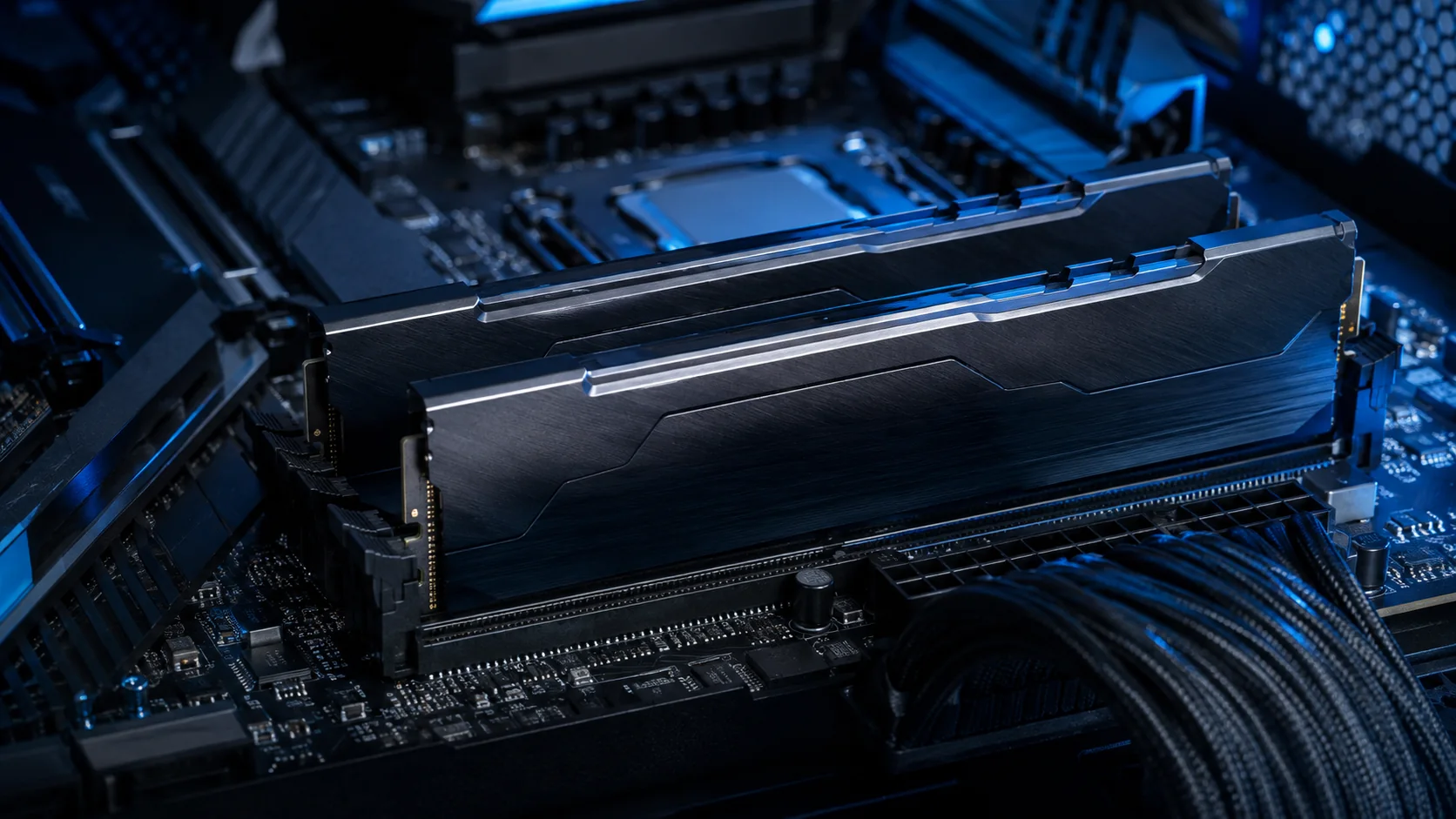 Dos módulos de memoria DDR5 instalados en doble canal